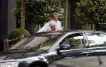 Amsterdam 1 juli 2013
Pieter Storms haalt krantje met prive chauffeur op de cornelis schuytstraat.
Peter Smulders bv