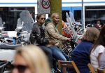 Amsterdam 2 juli 2013
Roue Verveer met zijn vrouw / partner op de scooter in Amsterdam zuid.
Peter Smulders bv