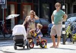 Amsterdam 22 juli 2013
Rutger Castricum met vrouw en kinderen op de pc hooftstraat.
Peter Smulders bv