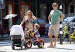 Amsterdam 22 juli 2013
Rutger Castricum met vrouw en kinderen op de pc hooftstraat.
Peter Smulders bv