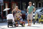 Amsterdam 22 juli 2013
Rutger Castricum met vrouw en kinderen op de pc hooftstraat.
Peter Smulders bv