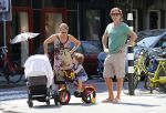 Amsterdam 22 juli 2013
Rutger Castricum met vrouw en kinderen op de pc hooftstraat.
Peter Smulders bv