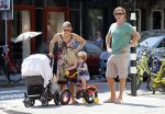 Amsterdam 22 juli 2013
Rutger Castricum met vrouw en kinderen op de pc hooftstraat.
Peter Smulders bv