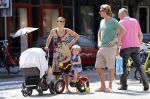 Amsterdam 22 juli 2013
Rutger Castricum met vrouw en kinderen op de pc hooftstraat.
Peter Smulders bv