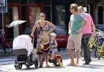 Amsterdam 22 juli 2013
Rutger Castricum met vrouw en kinderen op de pc hooftstraat.
Peter Smulders bv