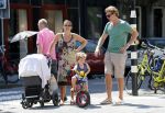Amsterdam 22 juli 2013
Rutger Castricum met vrouw en kinderen op de pc hooftstraat.
Peter Smulders bv