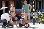 Amsterdam 22 juli 2013
Rutger Castricum met vrouw en kinderen op de pc hooftstraat.
Peter Smulders bv