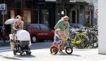 Amsterdam 22 juli 2013
Rutger Castricum met vrouw en kinderen op de pc hooftstraat.
Peter Smulders bv