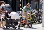 Amsterdam 22 juli 2013
Rutger Castricum met vrouw en kinderen op de pc hooftstraat.
Peter Smulders bv