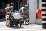 Amsterdam 22 juli 2013
Rutger Castricum met vrouw en kinderen op de pc hooftstraat.
Peter Smulders bv