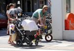 Amsterdam 22 juli 2013
Rutger Castricum met vrouw en kinderen op de pc hooftstraat.
Peter Smulders bv
