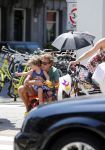 Amsterdam 22 juli 2013
Rutger Castricum met vrouw en kinderen op de pc hooftstraat.
Peter Smulders bv