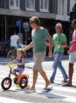 Amsterdam 22 juli 2013
Rutger Castricum met vrouw en kinderen op de pc hooftstraat.
Peter Smulders bv