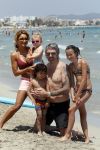 ibiza 15 juli 2013
Ruud en Aafke de wild met hun kinderen Toy Travis Johnny en Teddy op coco beach.
Peter Smulders bv