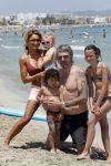 ibiza 15 juli 2013
Ruud en Aafke de wild met hun kinderen Toy Travis Johnny en Teddy op coco beach.
Peter Smulders bv