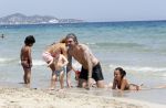 ibiza 15 juli 2013
Ruud en Aafke de wild met hun kinderen Toy Travis Johnny en Teddy op coco beach.
Peter Smulders bv