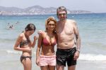 ibiza 15 juli 2013
Ruud en Aafke de wild met hun kinderen Toy Travis Johnny en Teddy op coco beach.
Peter Smulders bv