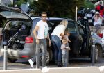 Ibiza 13 juli 2013
Ellemieke Vermolen en Sergio Herman op het vliegveld met hun 2 zoons en een zoon en dochter van Sergio uit een eerdere relatie.
Peter Smulders bv