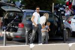 Ibiza 13 juli 2013
Ellemieke Vermolen en Sergio Herman op het vliegveld met hun 2 zoons en een zoon en dochter van Sergio uit een eerdere relatie.
Peter Smulders bv