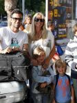 Ibiza 13 juli 2013
Ellemieke Vermolen en Sergio Herman op het vliegveld met hun 2 zoons en een zoon en dochter van Sergio uit een eerdere relatie.
Peter Smulders bv
