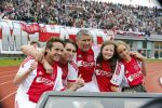 Amsterdam 3 juli 2013
Sjaak Swart 75 jaar . Hij viert dat met een wedstrijd met oud ajax spelers in het Olympisch stadion. Sjaak Swart met zijn kleinkinderen
Peter Smulders bv