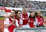 Amsterdam 3 juli 2013
Sjaak Swart 75 jaar . Hij viert dat met een wedstrijd met oud ajax spelers in het Olympisch stadion. Sjaak Swart met zijn kleinkinderen
Peter Smulders bv