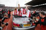 Amsterdam 3 juli 2013
Sjaak Swart 75 jaar . Hij viert dat met een wedstrijd met oud ajax spelers in het Olympisch stadion. Sjaak Swart met zijn kleinkinderen
Peter Smulders bv