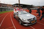 Amsterdam 3 juli 2013
Sjaak Swart 75 jaar . Hij viert dat met een wedstrijd met oud ajax spelers in het Olympisch stadion. Sjaak Swart met zijn kleinkinderen
Peter Smulders bv