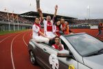 Amsterdam 3 juli 2013
Sjaak Swart 75 jaar . Hij viert dat met een wedstrijd met oud ajax spelers in het Olympisch stadion. Sjaak Swart met zijn kleinkinderen
Peter Smulders bv