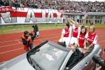 Amsterdam 3 juli 2013
Sjaak Swart 75 jaar . Hij viert dat met een wedstrijd met oud ajax spelers in het Olympisch stadion. Sjaak Swart met zijn kleinkinderen
Peter Smulders bv