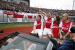Amsterdam 3 juli 2013
Sjaak Swart 75 jaar . Hij viert dat met een wedstrijd met oud ajax spelers in het Olympisch stadion. Sjaak Swart met zijn kleinkinderen
Peter Smulders bv