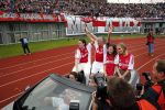 Amsterdam 3 juli 2013
Sjaak Swart 75 jaar . Hij viert dat met een wedstrijd met oud ajax spelers in het Olympisch stadion. Sjaak Swart met zijn kleinkinderen
Peter Smulders bv