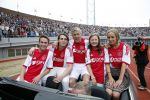 Amsterdam 3 juli 2013
Sjaak Swart 75 jaar . Hij viert dat met een wedstrijd met oud ajax spelers in het Olympisch stadion. Sjaak Swart met zijn kleinkinderen
Peter Smulders bv
