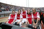 Amsterdam 3 juli 2013
Sjaak Swart 75 jaar . Hij viert dat met een wedstrijd met oud ajax spelers in het Olympisch stadion. Sjaak Swart met zijn kleinkinderen
Peter Smulders bv