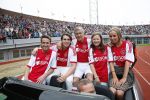 Amsterdam 3 juli 2013
Sjaak Swart 75 jaar . Hij viert dat met een wedstrijd met oud ajax spelers in het Olympisch stadion. Sjaak Swart met zijn kleinkinderen
Peter Smulders bv