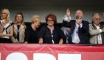 Amsterdam 3 juli 2013
Sjaak Swart 75 jaar . Hij viert dat met een wedstrijd met oud ajax spelers in het Olympisch stadion. familie vrouw en kinderen Sjaak
Peter Smulders bv