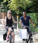 Amsterdam 23 juli 2013
Doutzen Kroes en Sunnery James op de fiets in Amsterdam.
Peter Smulders bv