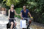 Amsterdam 23 juli 2013
Doutzen Kroes en Sunnery James op de fiets in Amsterdam.
Peter Smulders bv