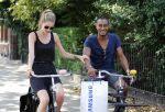 Amsterdam 23 juli 2013
Doutzen Kroes en Sunnery James op de fiets in Amsterdam.
Peter Smulders bv