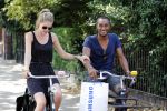 Amsterdam 23 juli 2013
Doutzen Kroes en Sunnery James op de fiets in Amsterdam.
Peter Smulders bv