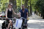 Amsterdam 23 juli 2013
Doutzen Kroes en Sunnery James op de fiets in Amsterdam.
Peter Smulders bv