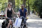 Amsterdam 23 juli 2013
Doutzen Kroes en Sunnery James op de fiets in Amsterdam.
Peter Smulders bv