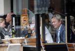 Amsterdam 2 juli 2013
Tom Egbers met een vriendin op terras.
Peter Smulders bv