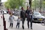 Amsterdam 27 juni 2013
Toriya Vaughan Haoud en haar man Greg Vaughan met hun kinderen op vakantie in Amsterdam.
Peter Smulders bv
