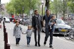 Amsterdam 27 juni 2013
Toriya Vaughan Haoud en haar man Greg Vaughan met hun kinderen op vakantie in Amsterdam.
Peter Smulders bv