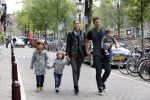 Amsterdam 27 juni 2013
Toriya Vaughan Haoud en haar man Greg Vaughan met hun kinderen op vakantie in Amsterdam.
Peter Smulders bv