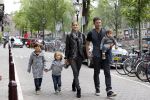 Amsterdam 27 juni 2013
Toriya Vaughan Haoud en haar man Greg Vaughan met hun kinderen op vakantie in Amsterdam.
Peter Smulders bv
