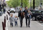 Amsterdam 27 juni 2013
Toriya Vaughan Haoud en haar man Greg Vaughan met hun kinderen op vakantie in Amsterdam.
Peter Smulders bv