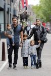 Amsterdam 27 juni 2013
Toriya Vaughan Haoud en haar man Greg Vaughan met hun kinderen op vakantie in Amsterdam.
Peter Smulders bv