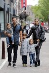 Amsterdam 27 juni 2013
Toriya Vaughan Haoud en haar man Greg Vaughan met hun kinderen op vakantie in Amsterdam.
Peter Smulders bv